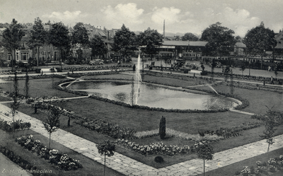 15492 Gezicht op het Bethaniëplein en het plantsoen met vijver; met op de achtergrond een rij herenhuizen en het ...